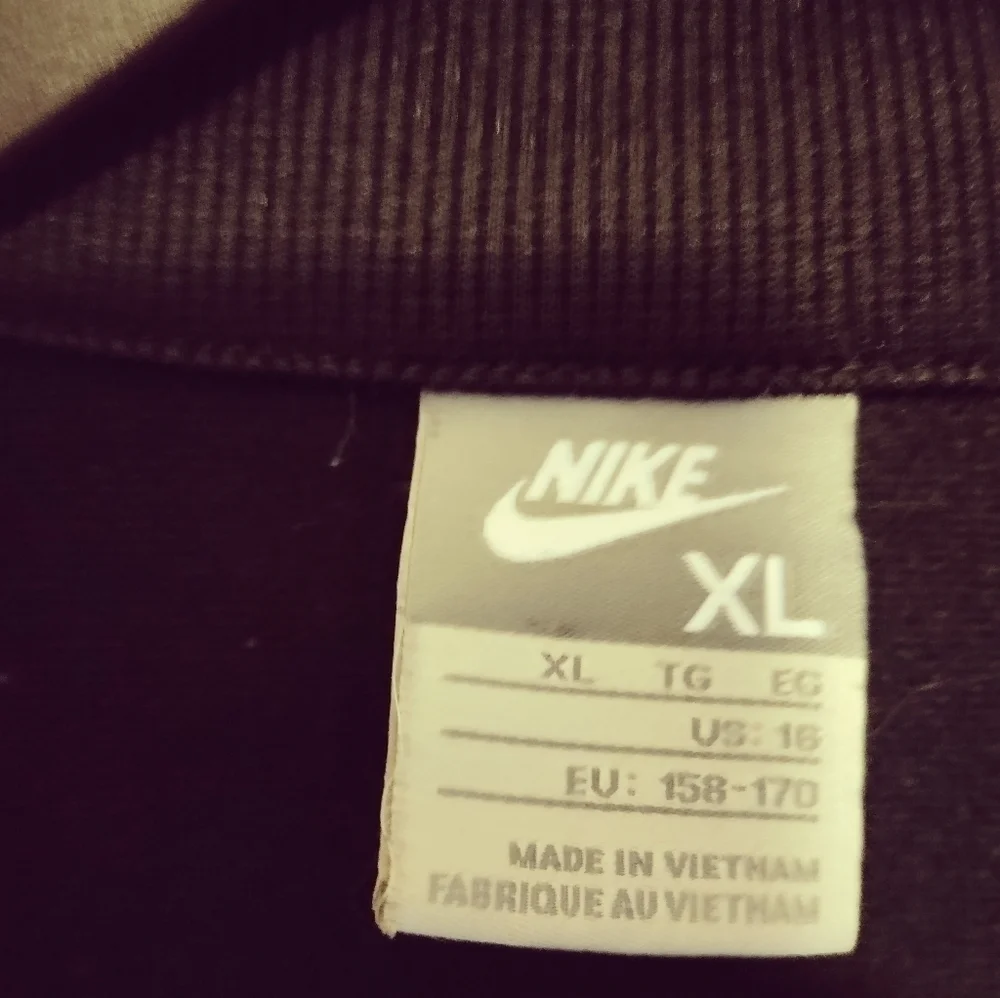Nike youth athletic jacket XL full zip with pockets black with white logo